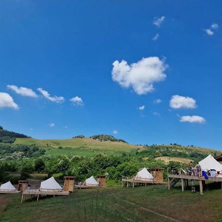 The Hunters Glamping Otel Ciudanovita Dış mekan fotoğraf