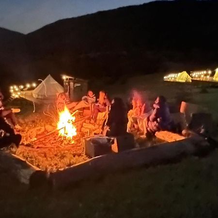 The Hunters Glamping Otel Ciudanovita Dış mekan fotoğraf