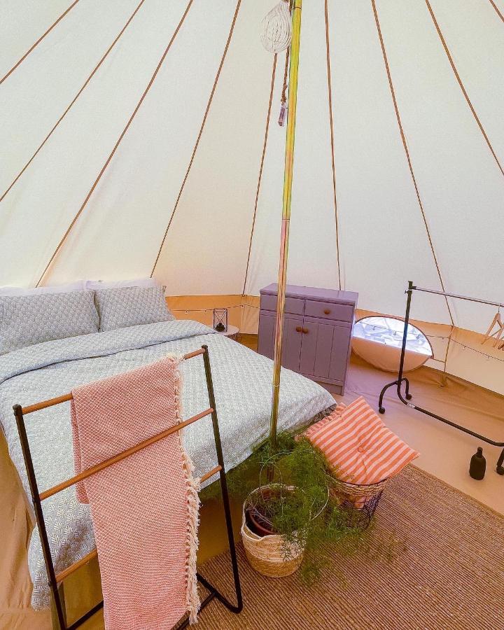 The Hunters Glamping Otel Ciudanovita Dış mekan fotoğraf