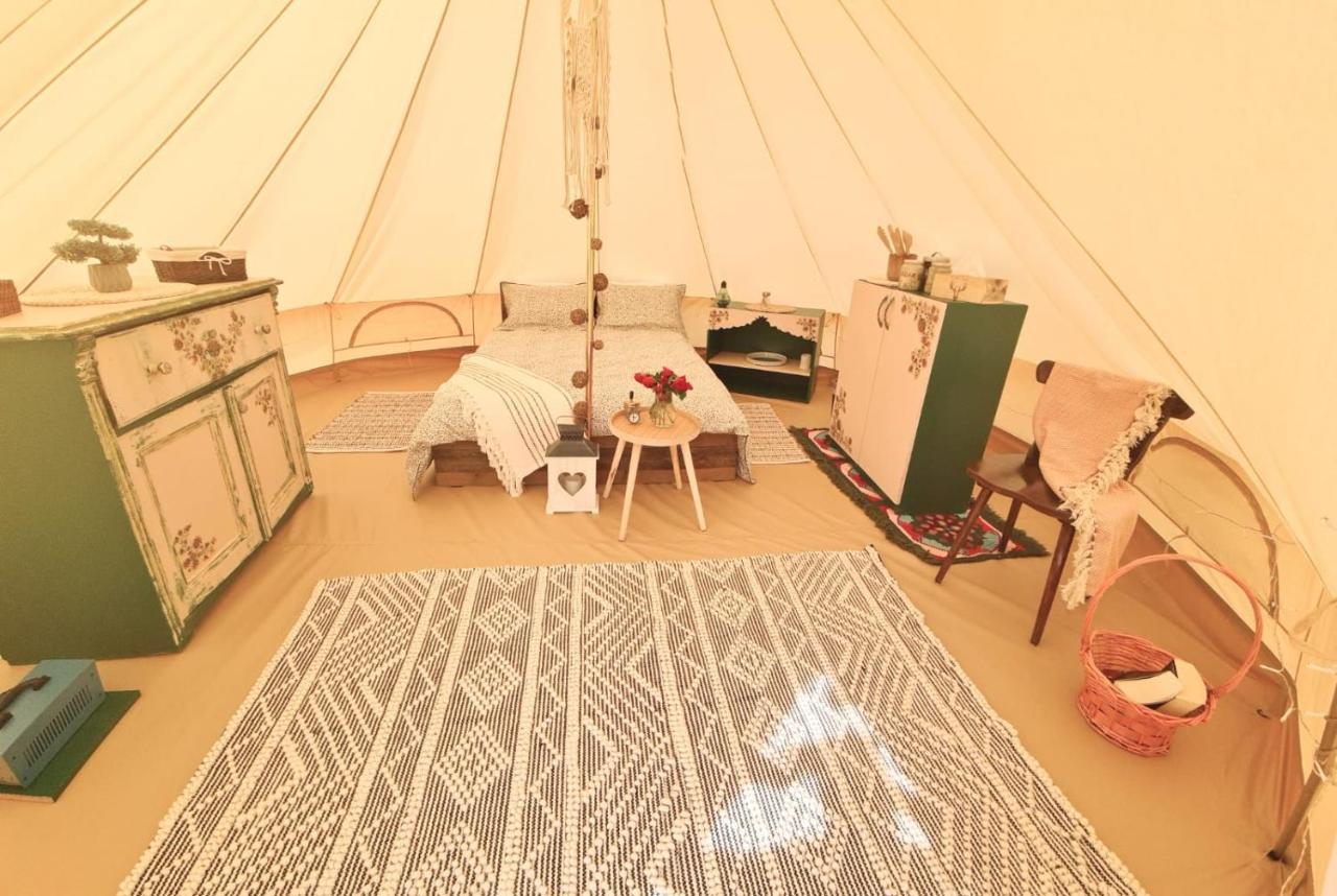 The Hunters Glamping Otel Ciudanovita Dış mekan fotoğraf