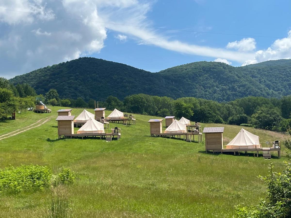 The Hunters Glamping Otel Ciudanovita Dış mekan fotoğraf