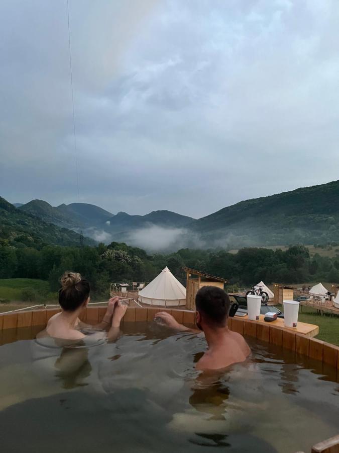 The Hunters Glamping Otel Ciudanovita Dış mekan fotoğraf