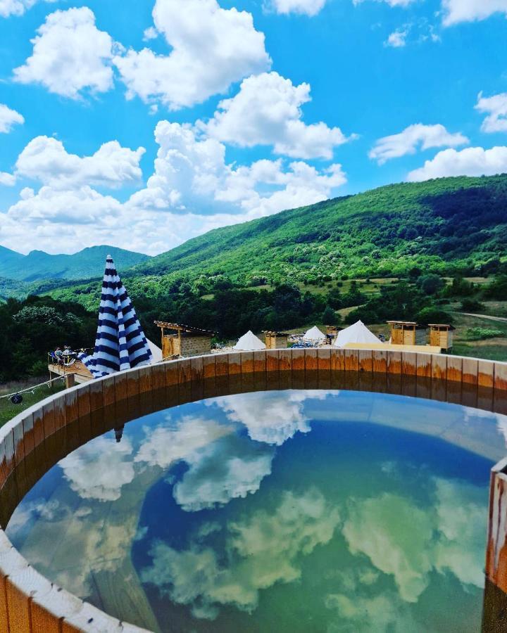 The Hunters Glamping Otel Ciudanovita Dış mekan fotoğraf