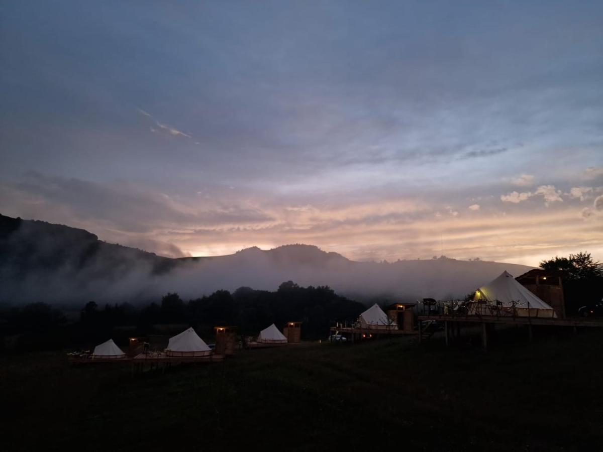 The Hunters Glamping Otel Ciudanovita Dış mekan fotoğraf