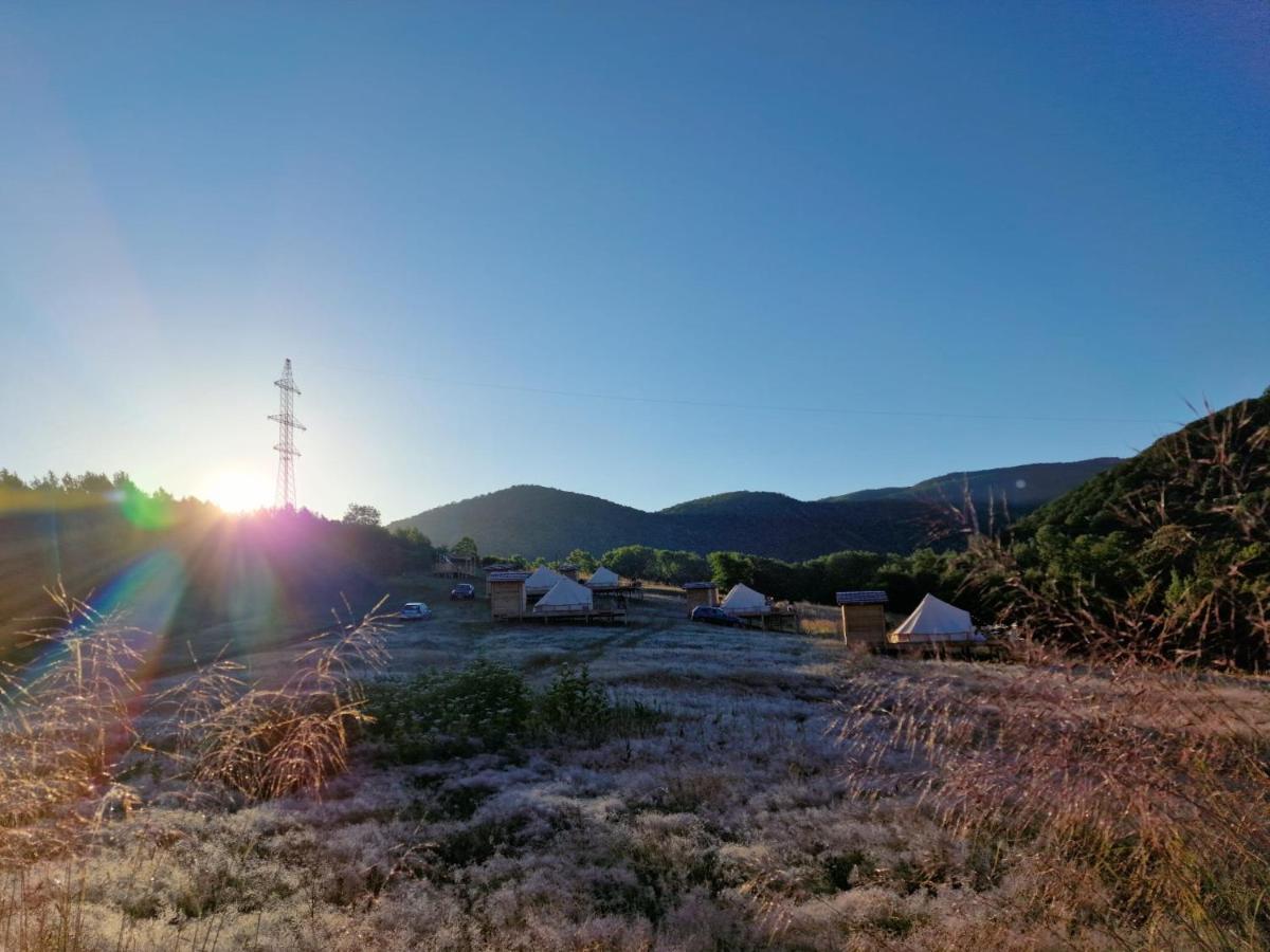 The Hunters Glamping Otel Ciudanovita Dış mekan fotoğraf