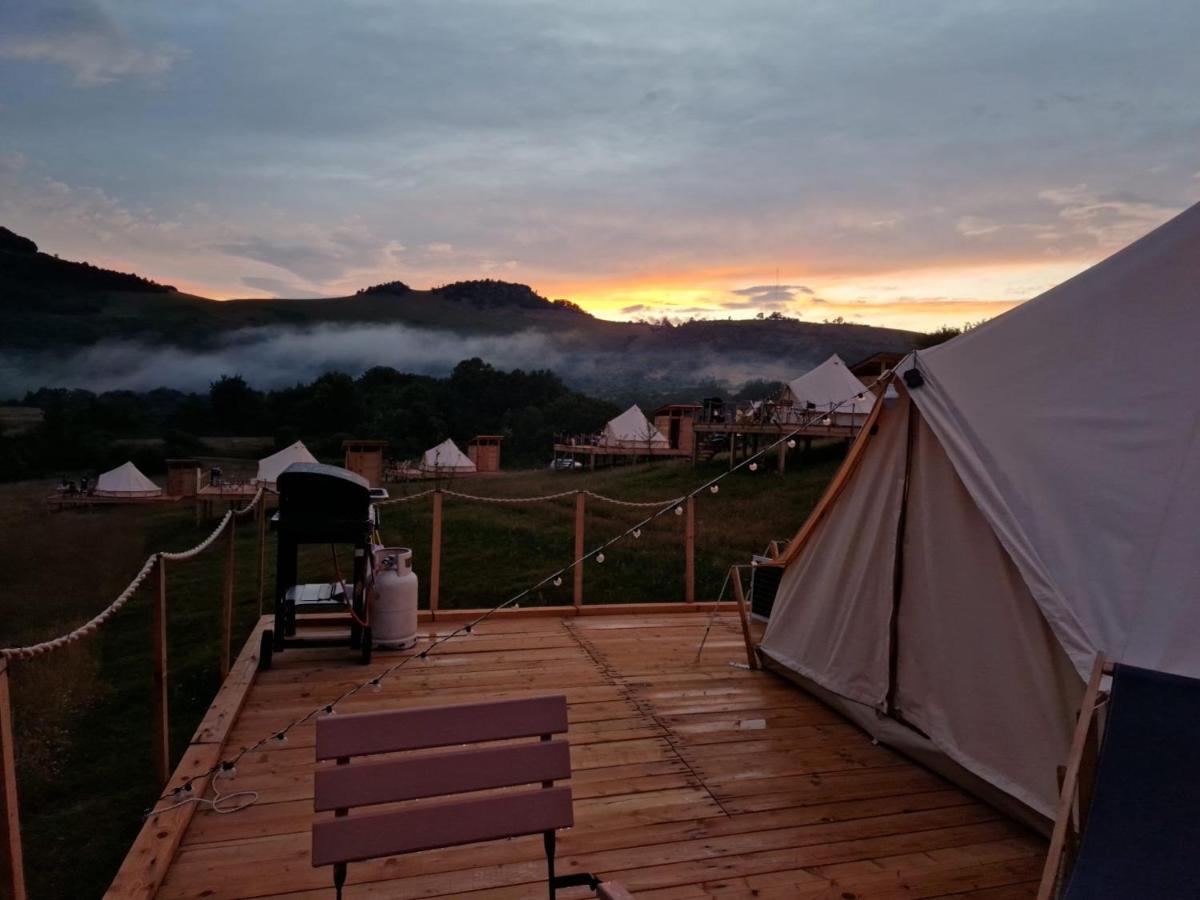 The Hunters Glamping Otel Ciudanovita Dış mekan fotoğraf