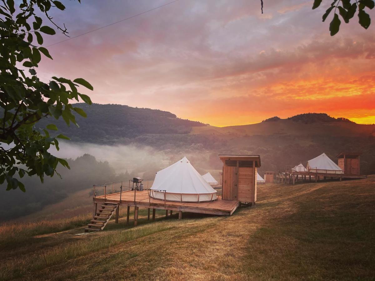 The Hunters Glamping Otel Ciudanovita Dış mekan fotoğraf