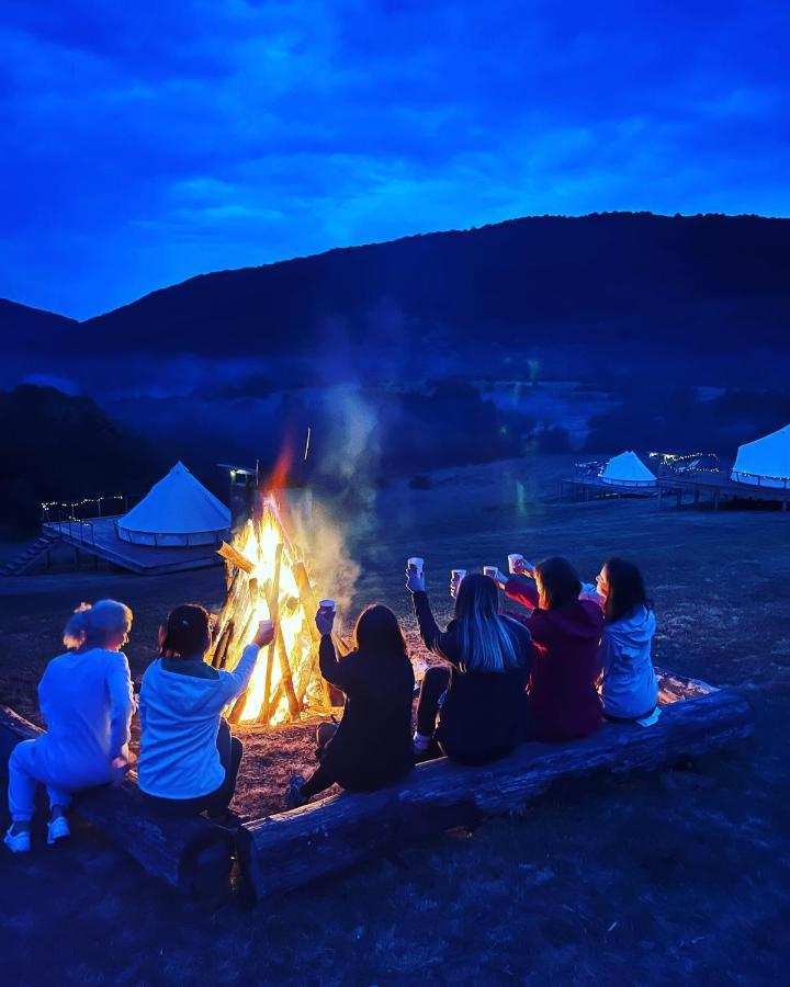 The Hunters Glamping Otel Ciudanovita Dış mekan fotoğraf