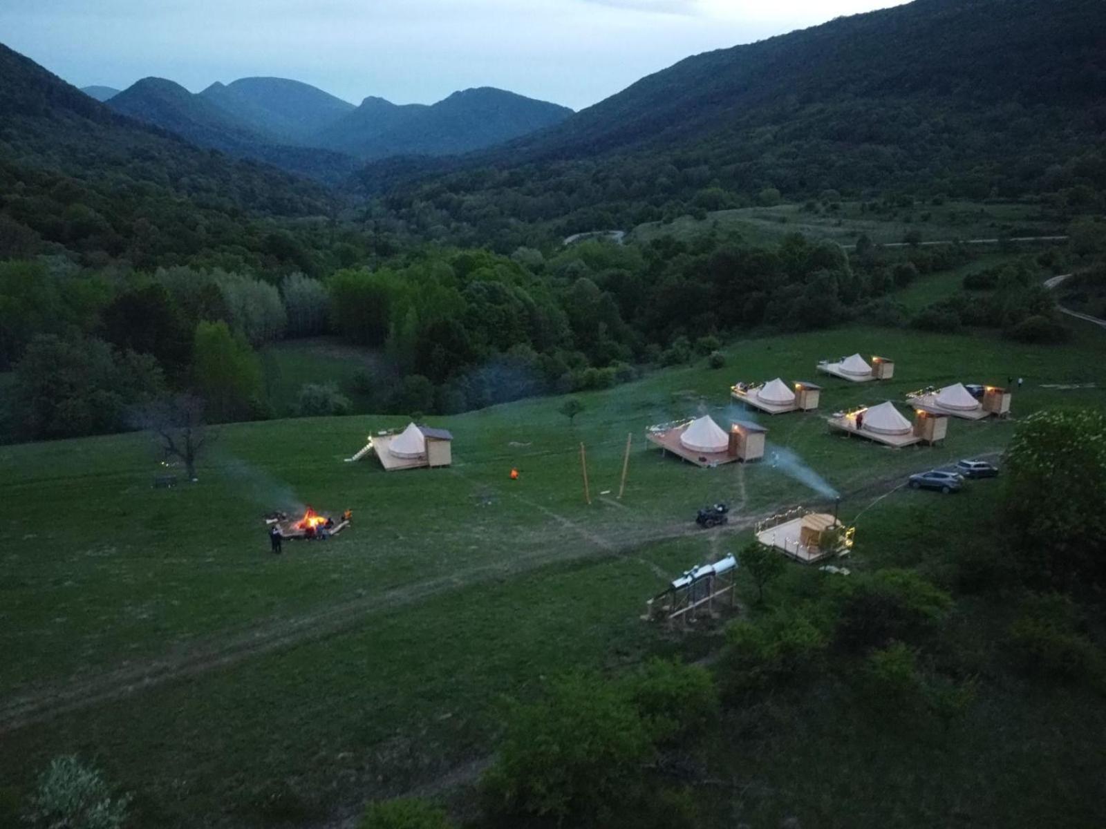 The Hunters Glamping Otel Ciudanovita Dış mekan fotoğraf