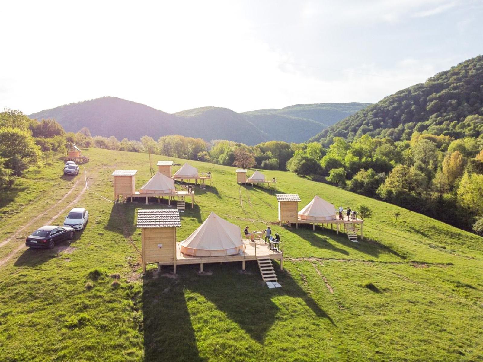 The Hunters Glamping Otel Ciudanovita Dış mekan fotoğraf