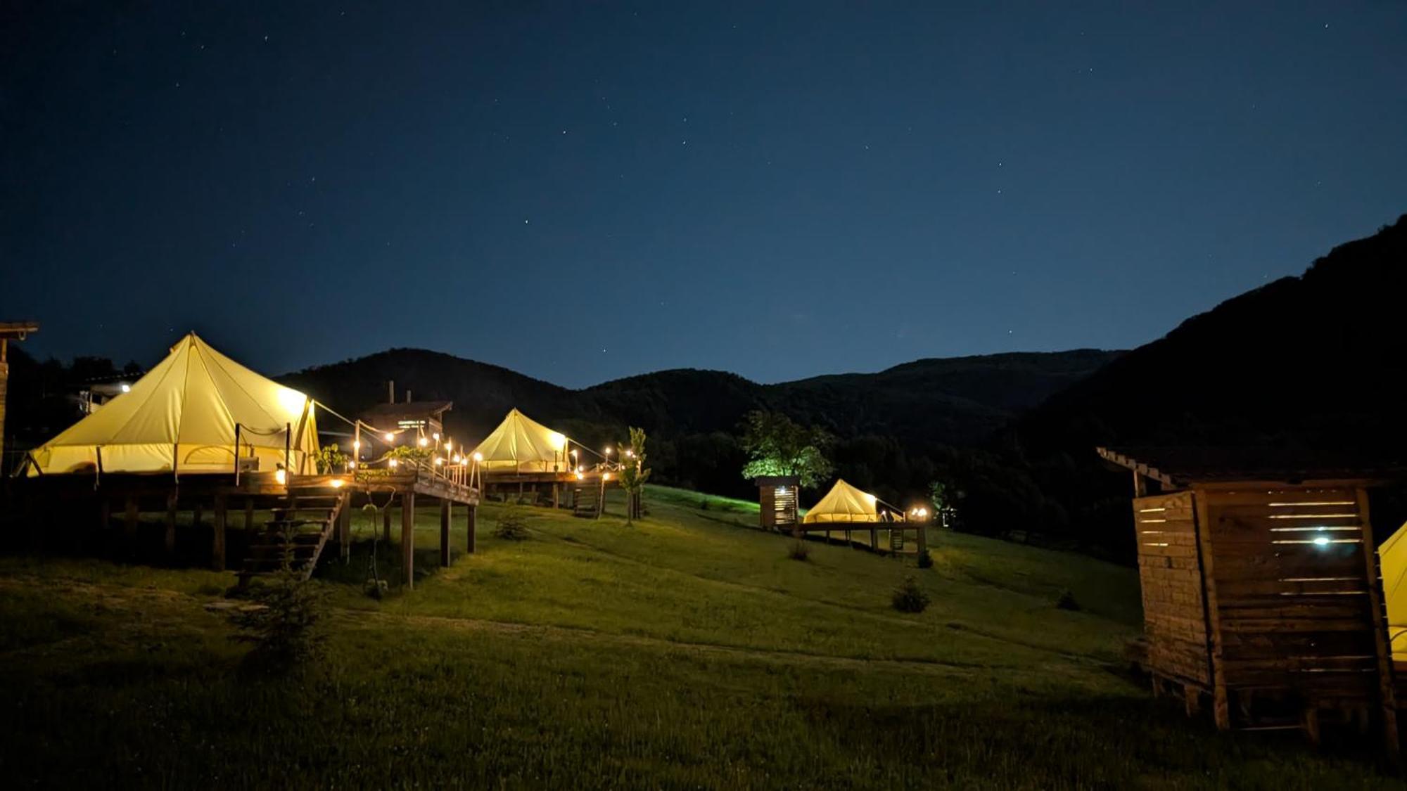 The Hunters Glamping Otel Ciudanovita Dış mekan fotoğraf